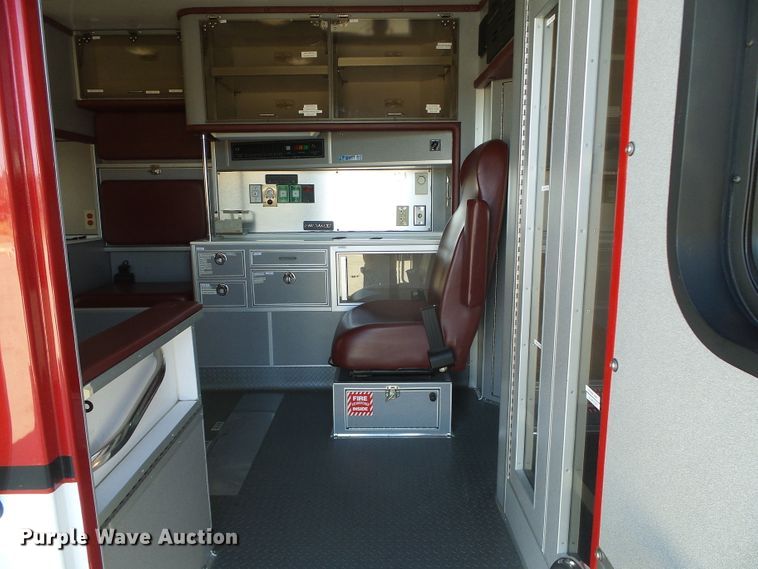 image for item DG0404 2005 Ford E450 ambulance