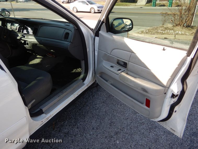 image for item DH5066 2005 Ford Crown Victoria Police Interceptor