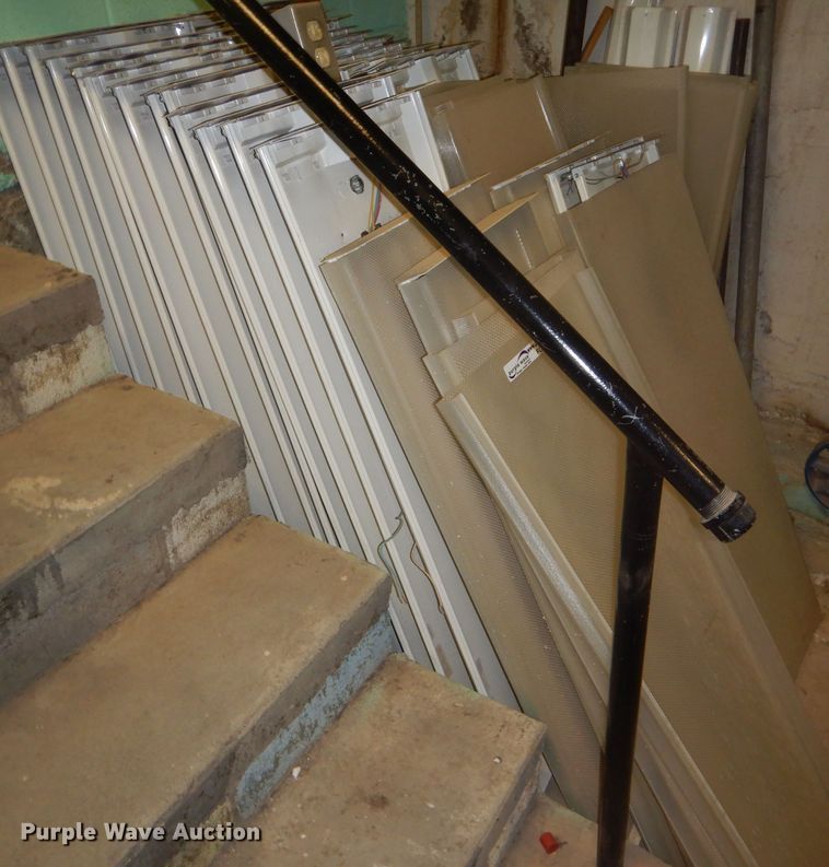 image for item FG9871 Fluorescent light fixtures