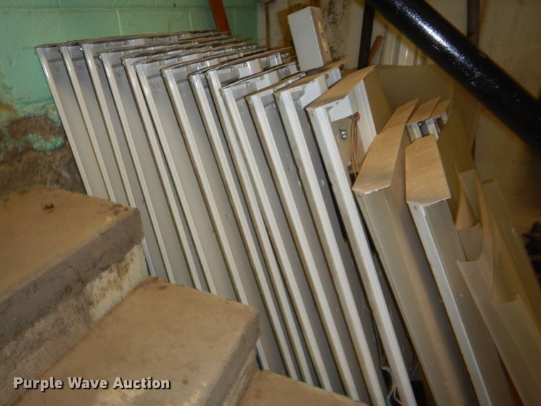 image for item FG9871 Fluorescent light fixtures