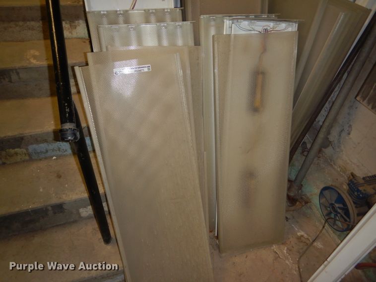 image for item FG9871 Fluorescent light fixtures