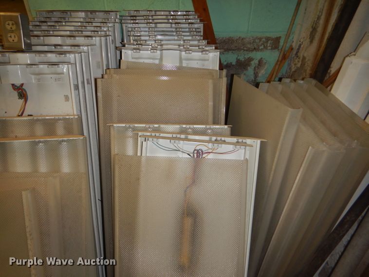 image for item FG9871 Fluorescent light fixtures