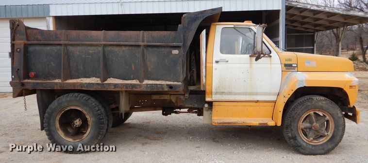 image for item GB9523 1982 Ford F600G dump truck