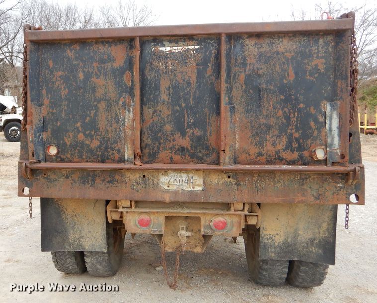 image for item GB9523 1982 Ford F600G dump truck