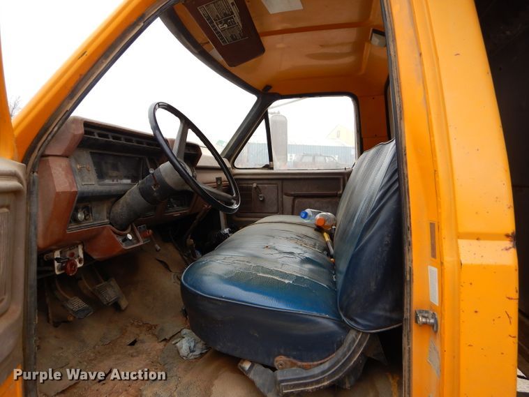 image for item GB9523 1982 Ford F600G dump truck