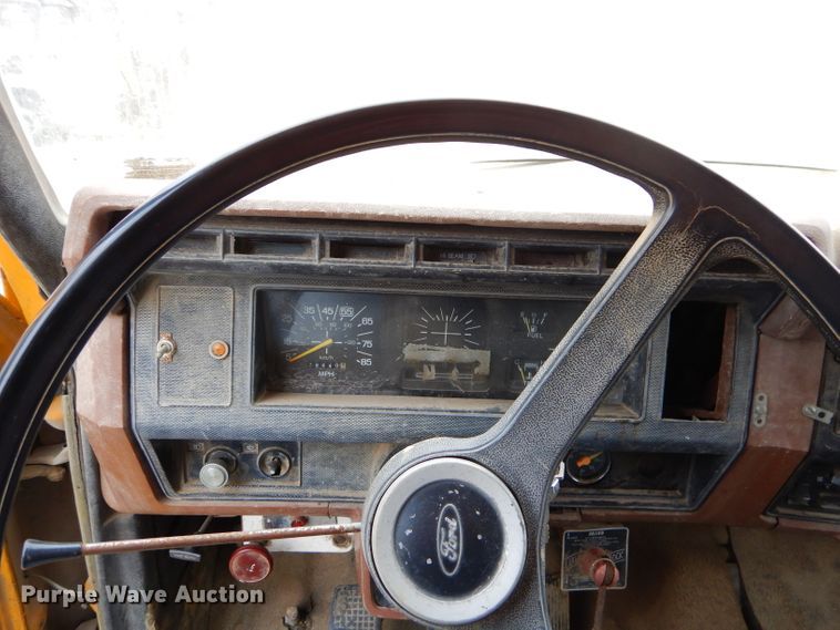 image for item GB9523 1982 Ford F600G dump truck