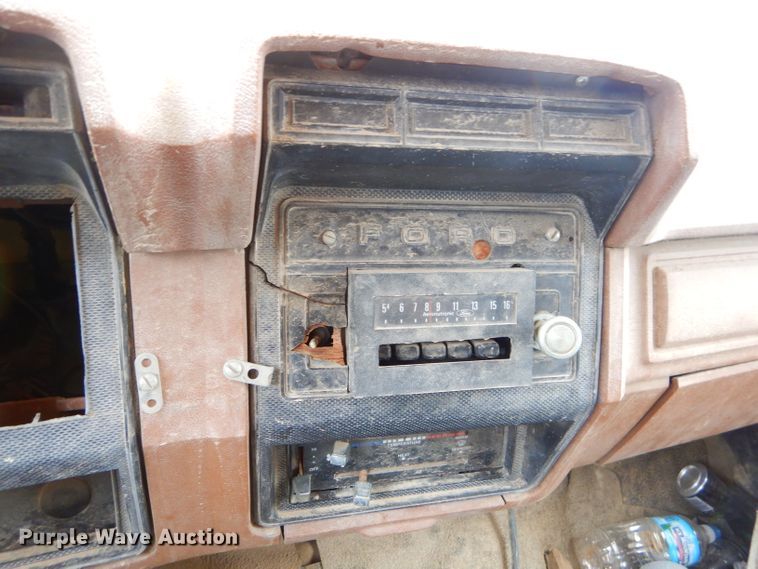 image for item GB9523 1982 Ford F600G dump truck