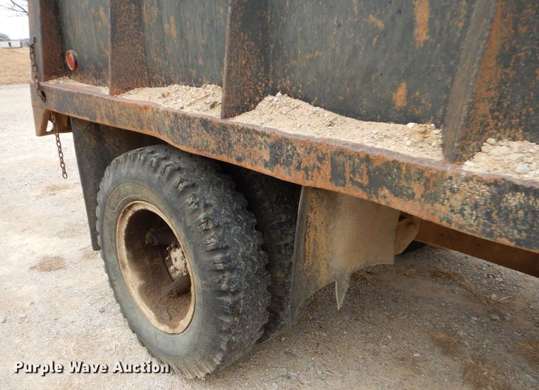 image for item GB9523 1982 Ford F600G dump truck