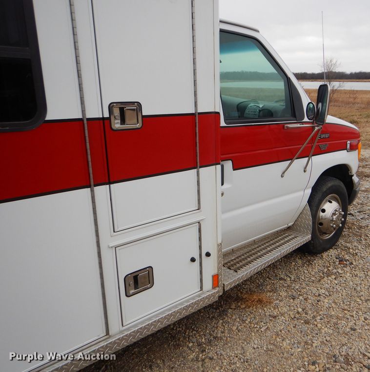 image for item GE9580 1998 Ford Econoline E450 Super Duty ambulance