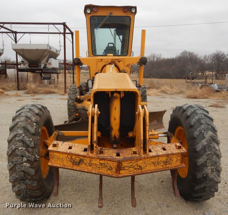 image for item GE9581 1973 John Deere 570A motor grader