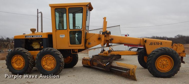 image for item GE9581 1973 John Deere 570A motor grader