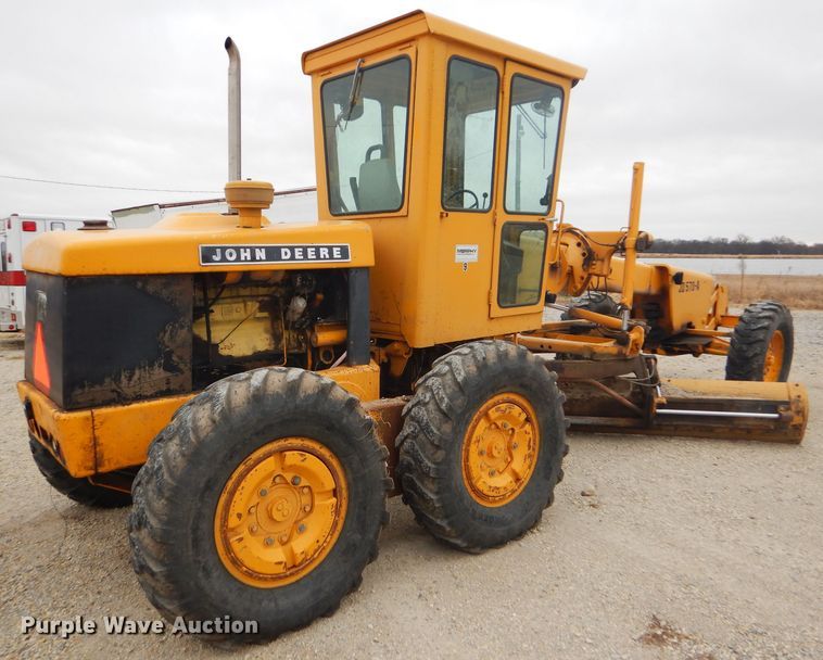 image for item GE9581 1973 John Deere 570A motor grader