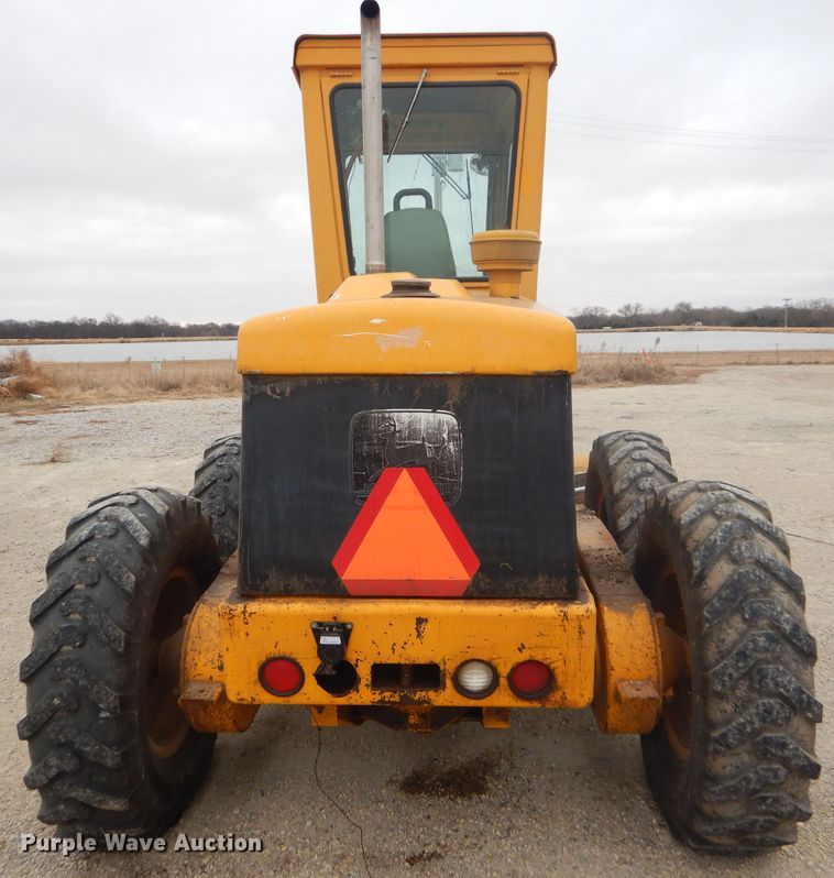 image for item GE9581 1973 John Deere 570A motor grader