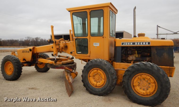 image for item GE9581 1973 John Deere 570A motor grader
