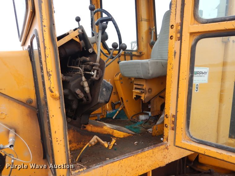 image for item GE9581 1973 John Deere 570A motor grader