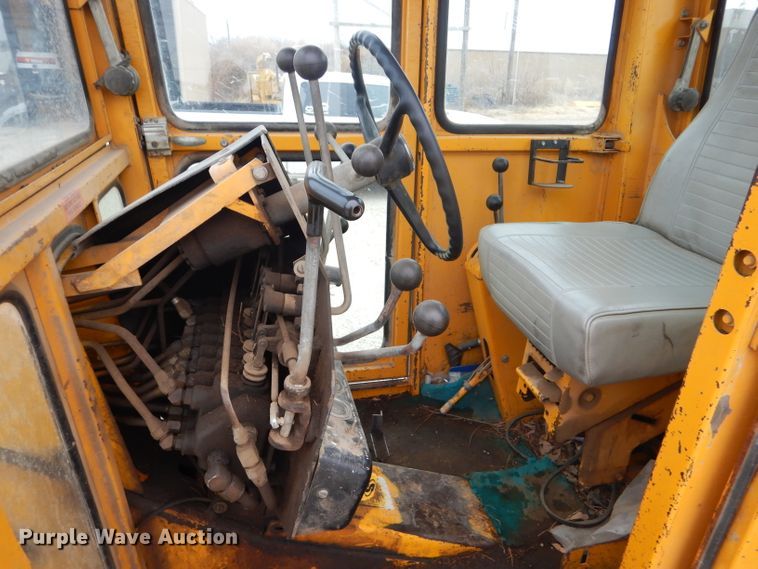 image for item GE9581 1973 John Deere 570A motor grader