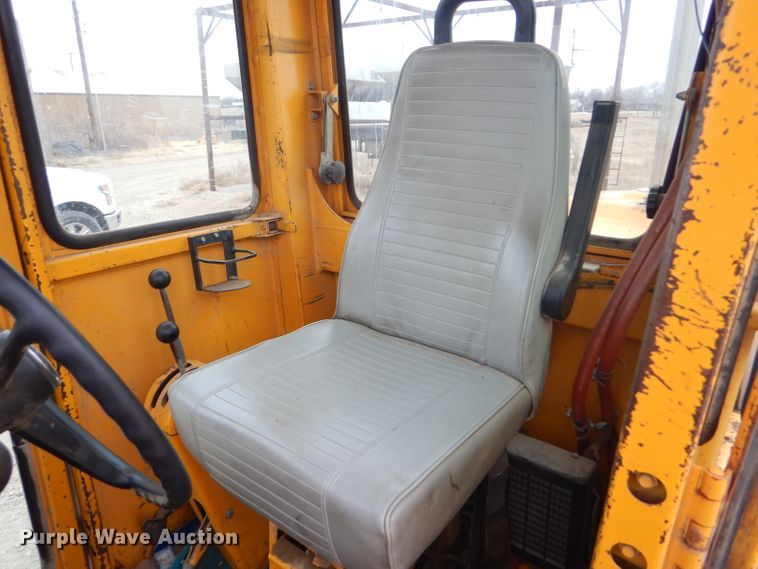 image for item GE9581 1973 John Deere 570A motor grader