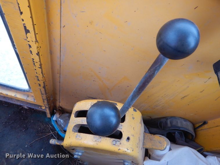 image for item GE9581 1973 John Deere 570A motor grader