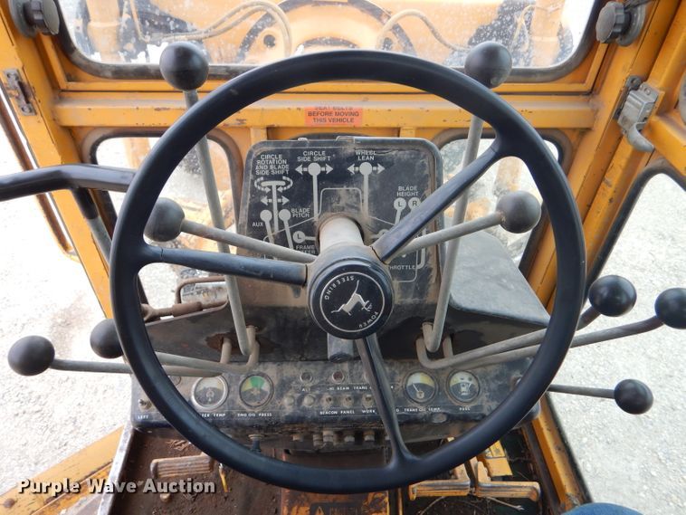 image for item GE9581 1973 John Deere 570A motor grader