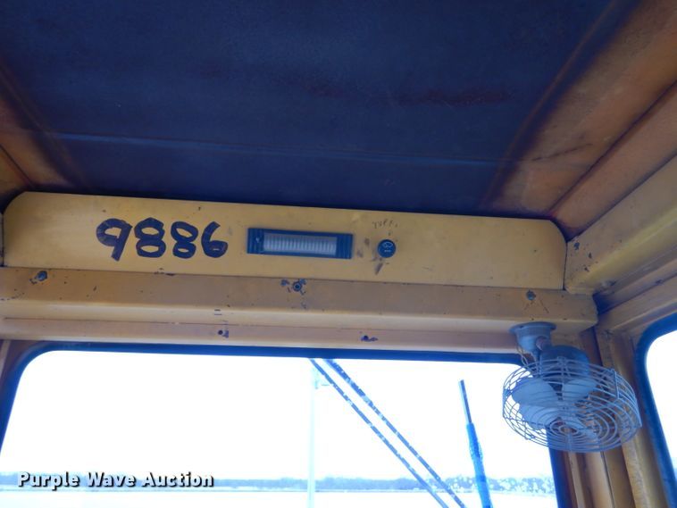 image for item GE9581 1973 John Deere 570A motor grader