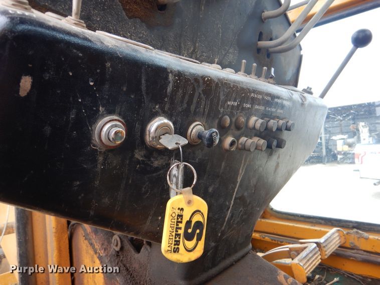 image for item GE9581 1973 John Deere 570A motor grader