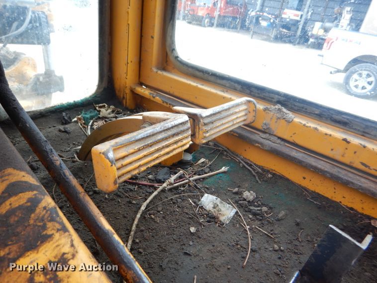 image for item GE9581 1973 John Deere 570A motor grader