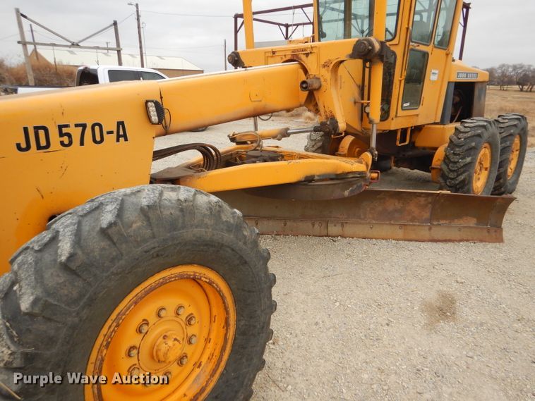 image for item GE9581 1973 John Deere 570A motor grader