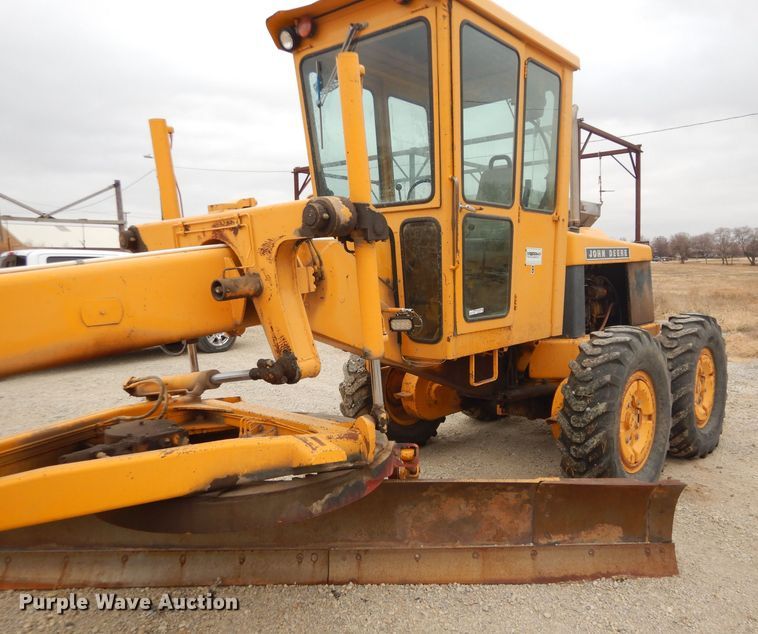 image for item GE9581 1973 John Deere 570A motor grader