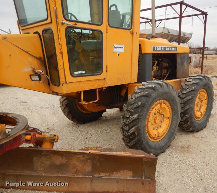 image for item GE9581 1973 John Deere 570A motor grader