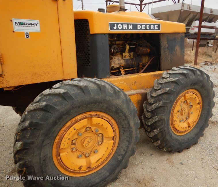 image for item GE9581 1973 John Deere 570A motor grader