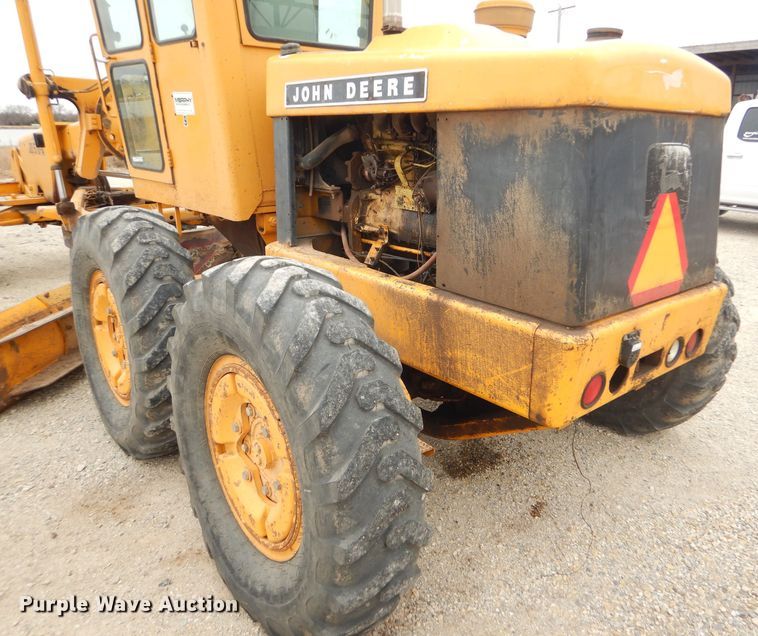 image for item GE9581 1973 John Deere 570A motor grader