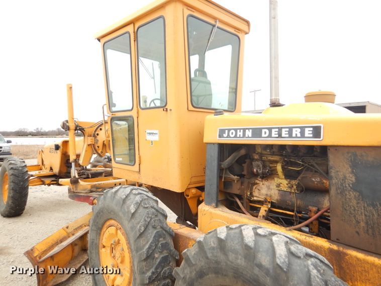 image for item GE9581 1973 John Deere 570A motor grader