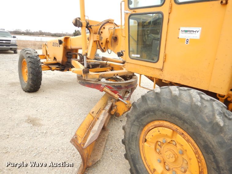 image for item GE9581 1973 John Deere 570A motor grader