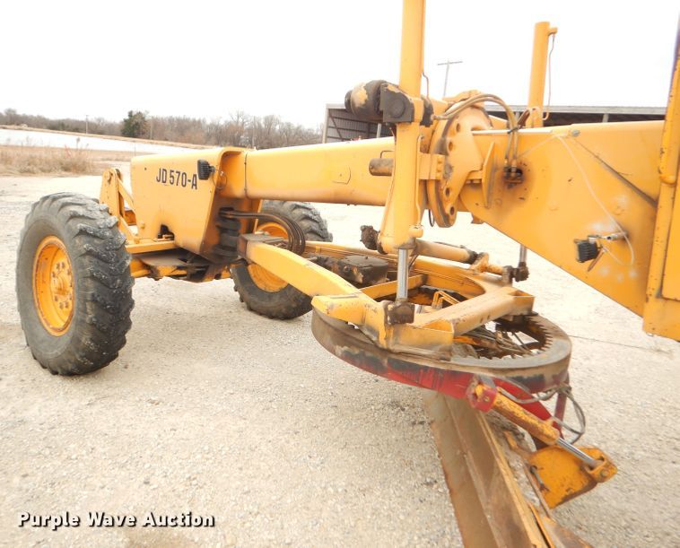 image for item GE9581 1973 John Deere 570A motor grader