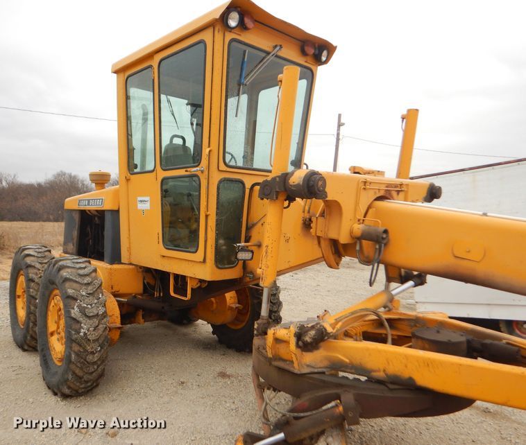 image for item GE9581 1973 John Deere 570A motor grader