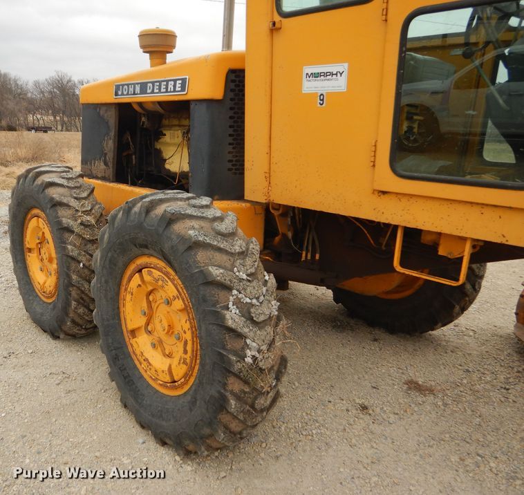 image for item GE9581 1973 John Deere 570A motor grader