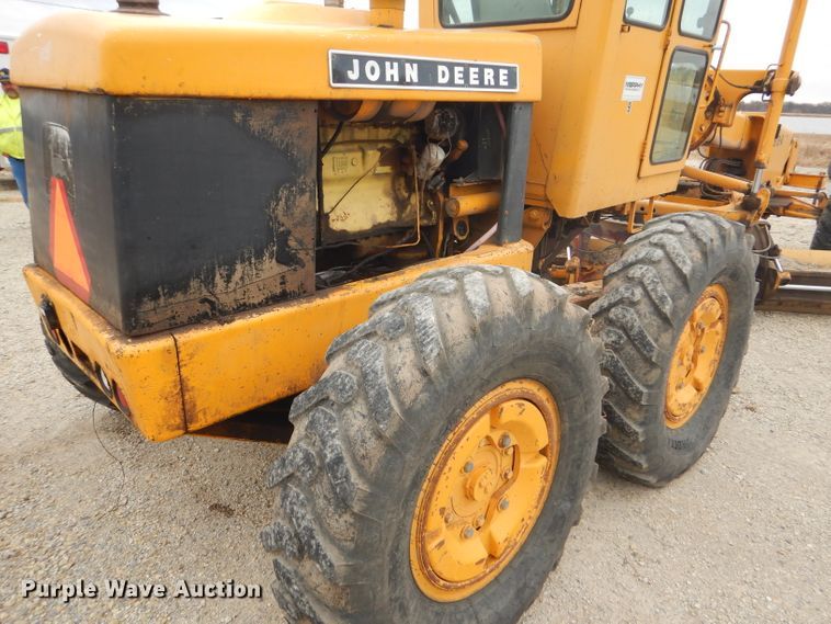 image for item GE9581 1973 John Deere 570A motor grader