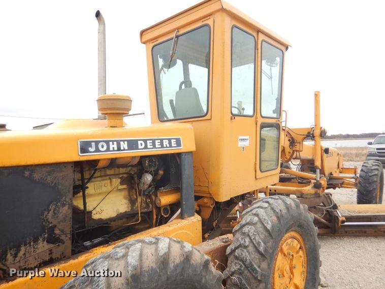 image for item GE9581 1973 John Deere 570A motor grader