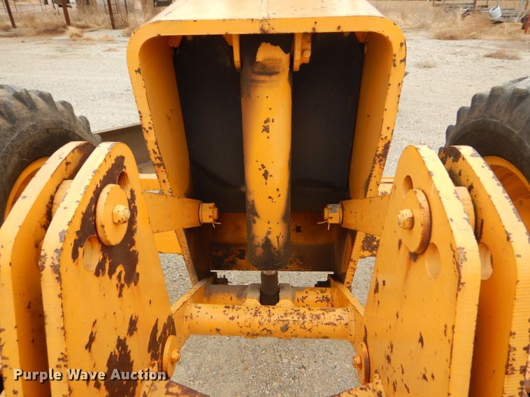 image for item GE9581 1973 John Deere 570A motor grader