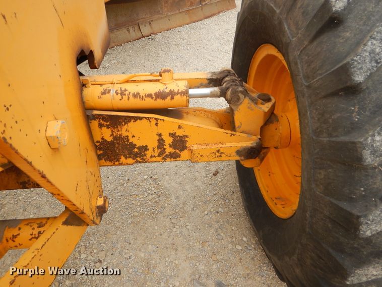 image for item GE9581 1973 John Deere 570A motor grader