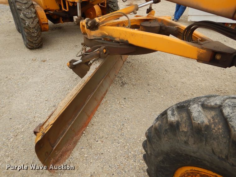 image for item GE9581 1973 John Deere 570A motor grader