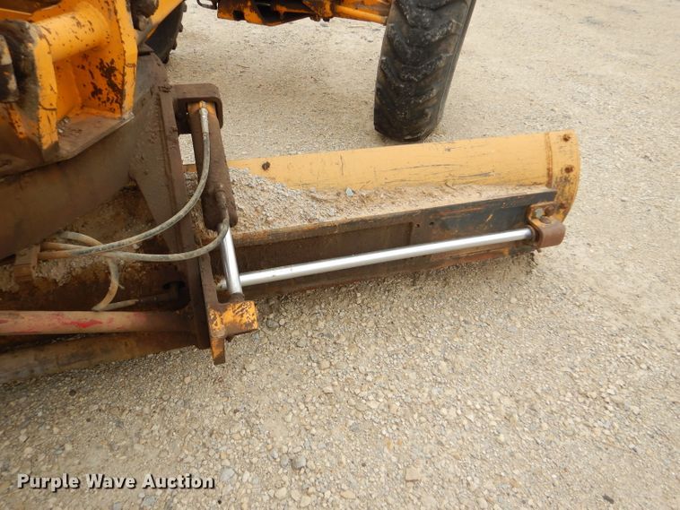 image for item GE9581 1973 John Deere 570A motor grader