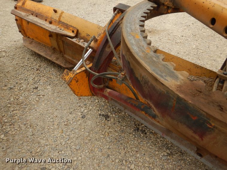 image for item GE9581 1973 John Deere 570A motor grader