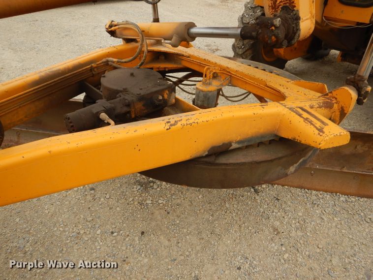 image for item GE9581 1973 John Deere 570A motor grader