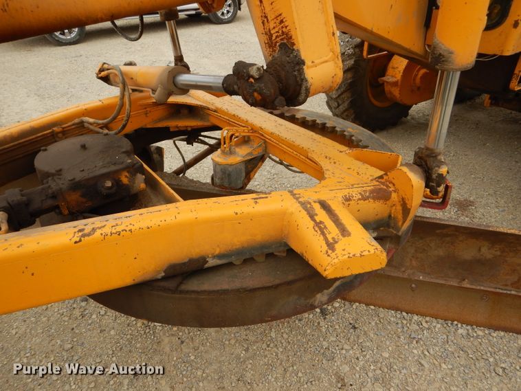 image for item GE9581 1973 John Deere 570A motor grader