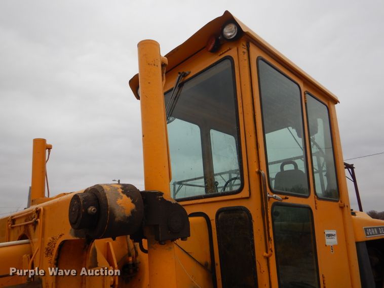 image for item GE9581 1973 John Deere 570A motor grader