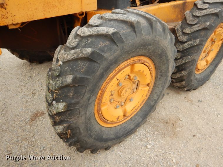 image for item GE9581 1973 John Deere 570A motor grader