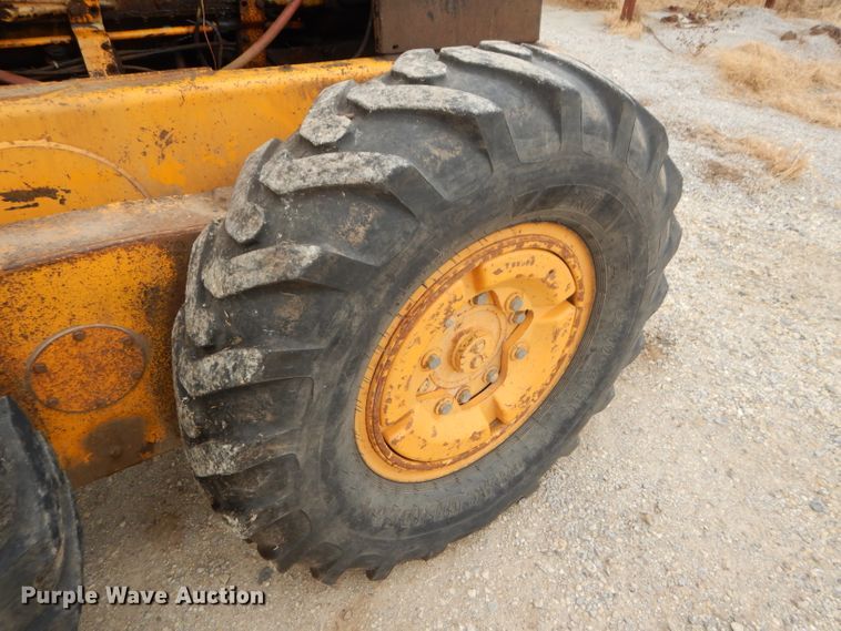 image for item GE9581 1973 John Deere 570A motor grader