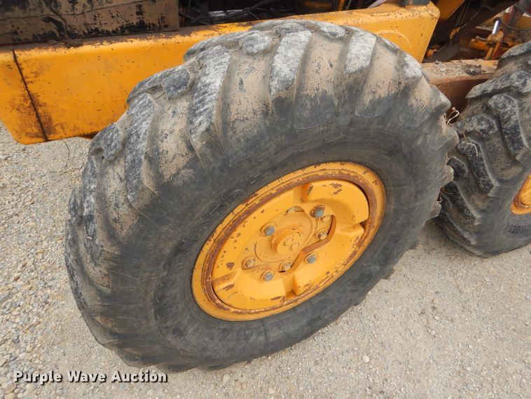 image for item GE9581 1973 John Deere 570A motor grader