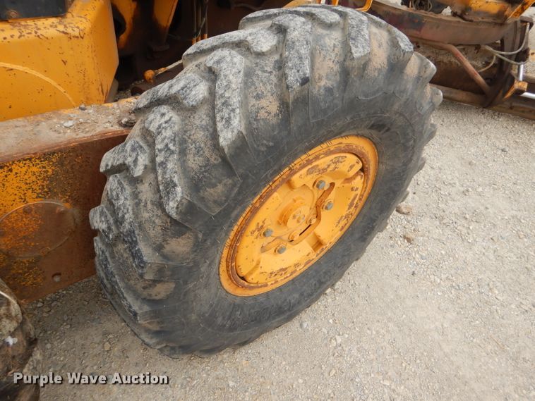 image for item GE9581 1973 John Deere 570A motor grader